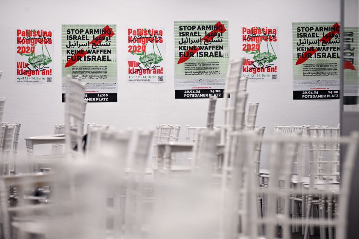 Verhandlung zum aufgelösten Palästina-Kongress Leere Stühle stehen in dem Veranstaltungsraum, nachdem die Polizei den Palästina-Kongress abgebrochen und verboten hat. (Archivbild)