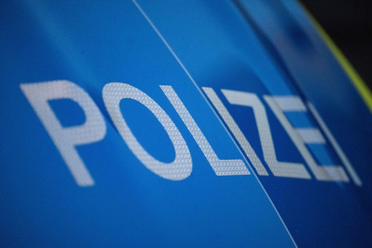 Polizeifahrzeug - Symbolbild Auslöser für die tödliche Tat in Lindow soll ein Ehestreit gewesen sein (Symbolbild)