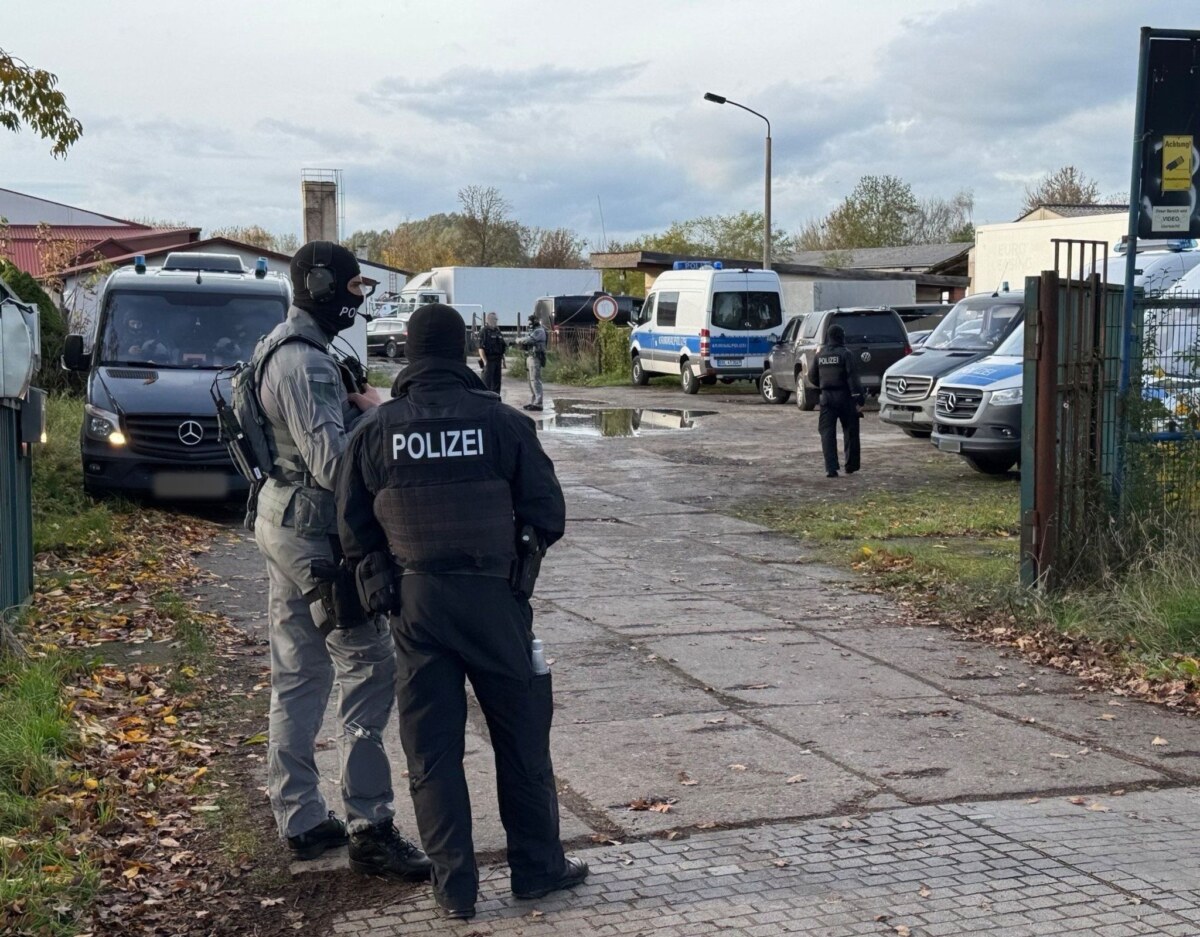 Razzia in Brandenburg Ein großes Drogenlabor in Brandenburg wird durchsucht.