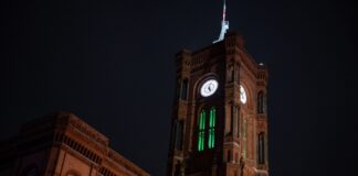 Weithin sichtbar waren am Sonntagabend die grün leuchtenden Fenster am Roten Rathaus. 
