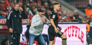 Baumgart-Ärger über VAR-Eingriff: «Hat einer Lack gesoffen» Baumgart (M.) ärgerte sich über die VAR-Entscheidung.