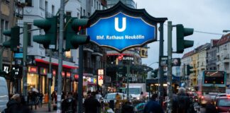 Angriff auf Leiter deutsch-arabischer Schule in Neukölln Die Polizei ermittelt nach einer Anzeige zu dem Vorfall am U-Bahnhof Rathaus Neukölln. (Symbolbild)