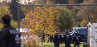 Fall Rebecca: Weiter vereinzelt Hinweise Polizisten nahmen im Oktober auch ein Grundstück in Tauche unter die Lupe. (Archivbild)