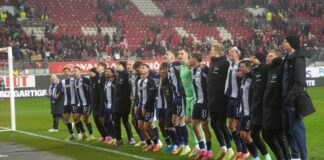 Hertha «sehr happy»: Beste Serie seit dem Abstieg Die Hertha-Spieler feiern mit ihren Fans.