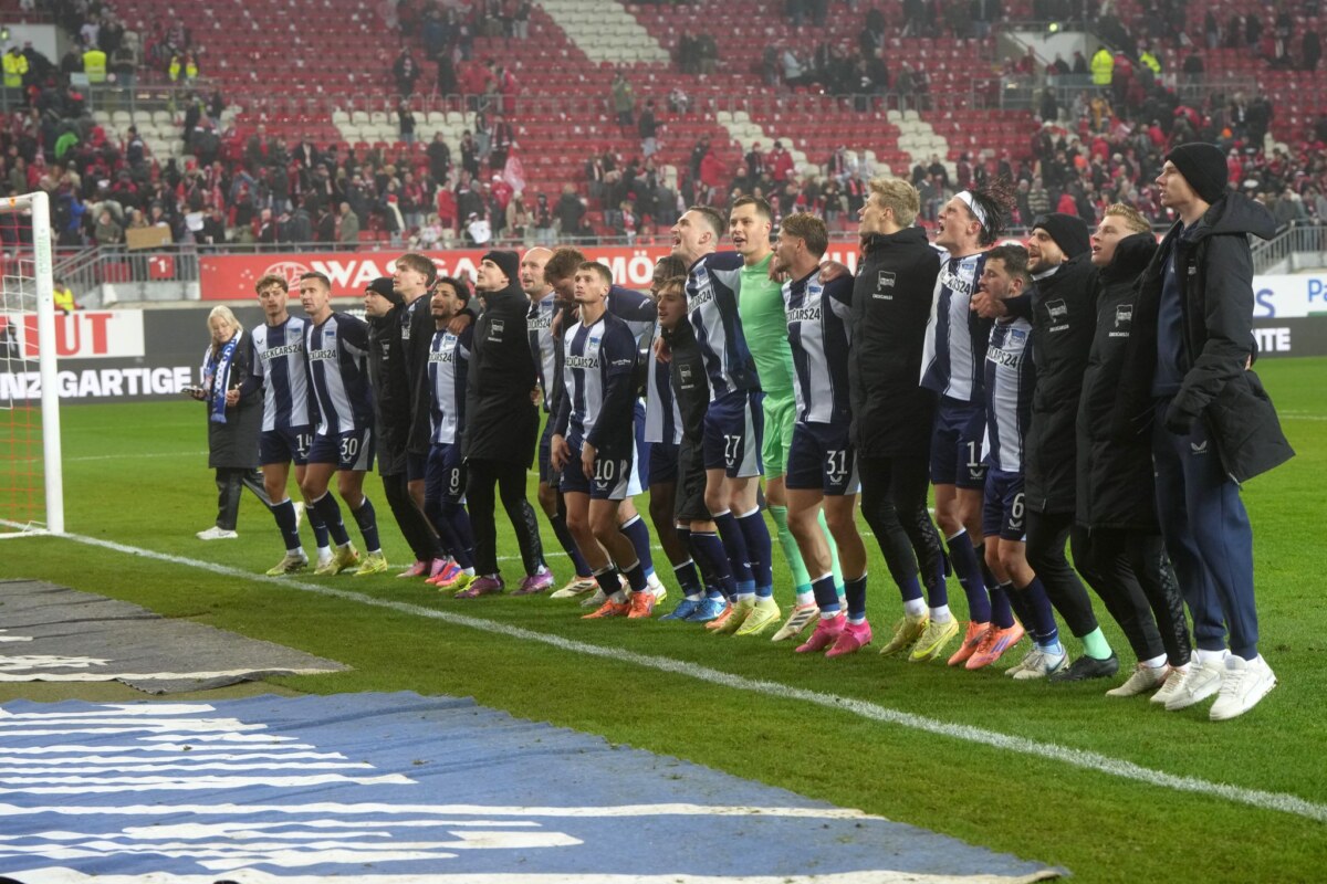 1. FC Kaiserslautern - Hertha BSC Die Hertha-Spieler feiern mit ihren Fans.