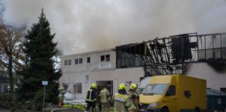 Feuerwehrleute haben bei einem mehrstündigen Großeinsatz in Berlin-Lichterfelde unter anderem den Brand in einer Lagerhalle gelöscht.  