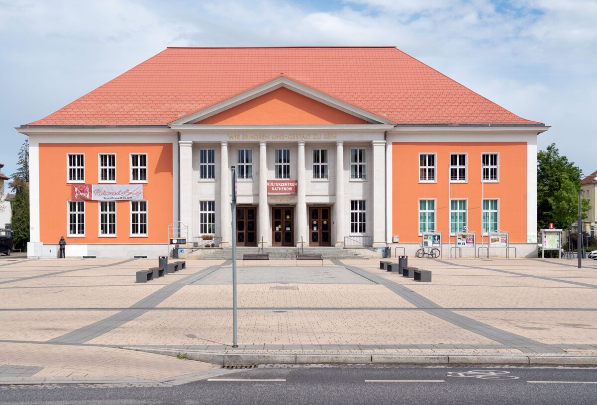 Rathenow - Märkischer Platz In Rathenow haben Brandenburger Landesregierung und Landtag an den Mauerfall und die friedliche Revolution erinnert (Archivbild).