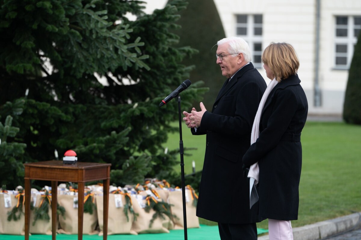 Entzünden der Lichter am Weihnachtsbaum vor Schloss Bellevue Bundespräsident Frank-Walter Steinmeier (l) und seine Frau Elke Büdenbender schalten die Beleuchtung des Weihnachtsbaums vor dem Schloss Bellevue ein.