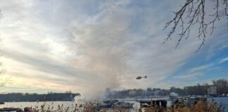 Die Feuerwehr musste von Booten aus löschen.