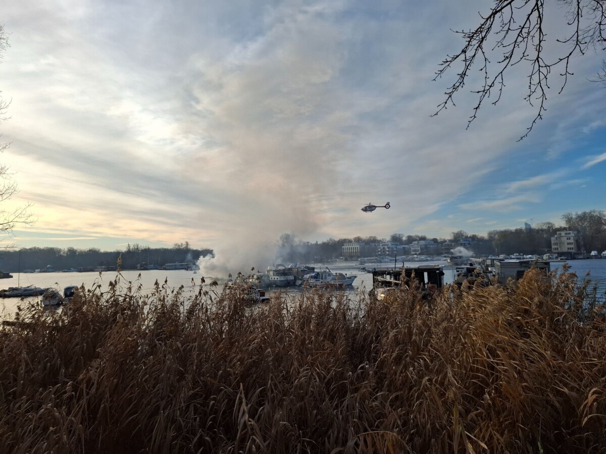 Hausboot brennt auf der Spree Die Feuerwehr musste von Booten aus löschen.
