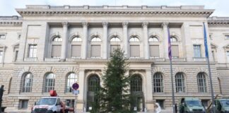 Vor dem Berliner Abgeordnetenhaus wird jedes Jahr ein Weihnachtsbaum aufgestellt und festlich geschmückt. In diesem Jahr soll er am Donnerstag in festlichem Glanz erstrahlen.  