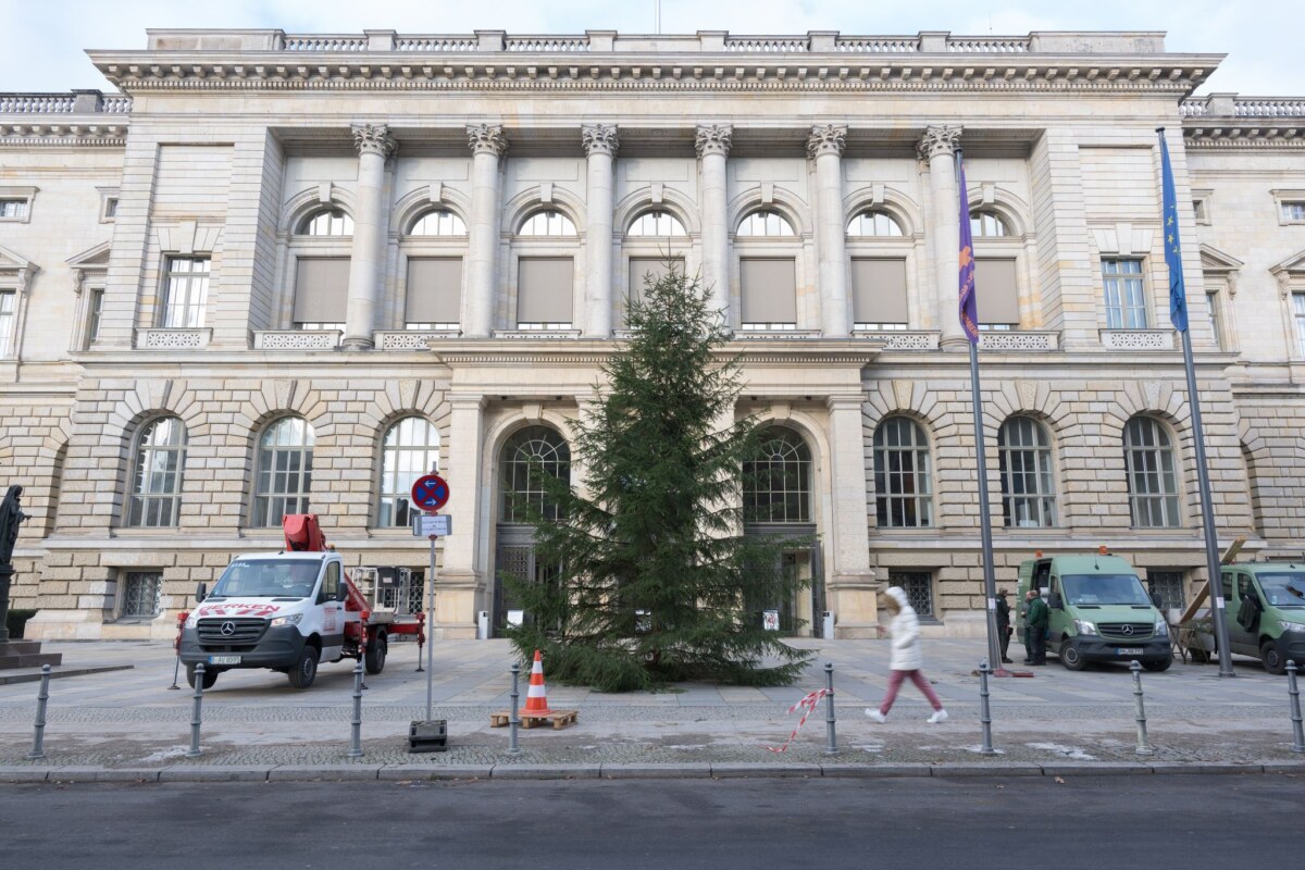 Weihnachtsbaum am Abgeordnetenhaus Berlin Vor dem Berliner Abgeordnetenhaus wird jedes Jahr ein Weihnachtsbaum aufgestellt und festlich geschmückt. In diesem Jahr soll er am Donnerstag in festlichem Glanz erstrahlen.