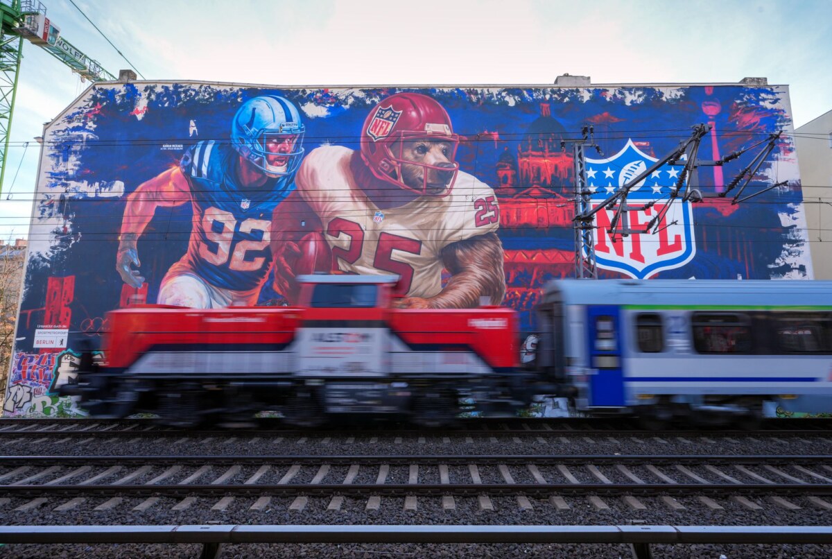 NFL-Wandbild am Savignyplatz 1000 Quadratmeter groß: Mitten in Berlin prangt ein NFL-Wandbild.