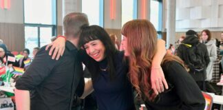 Jubel und Lametta: Eralp ist Spitzenkandidatin der Linken Die Juristin Elif Eralp will für die Linke ins Rote Rathaus.