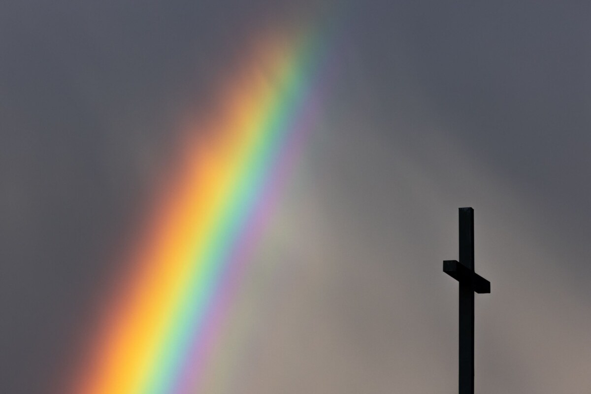 Regenbogen mit Kreuz Der Fall machte Schlagzeilen: Eine Berliner Pfarrerin segnete die Beziehung von vier Männern. (Symbolbild)