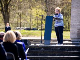 Neues Denkmal für jüdische Häftlinge in Ravensbrück Mala Tribich spricht als Zeitzeugin bei der Enthüllung. (Archivbild)