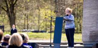 Mala Tribich spricht als Zeitzeugin bei der Enthüllung. (Archivbild)