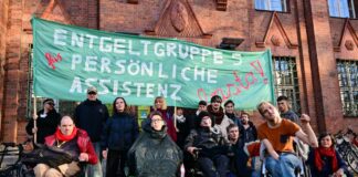 Menschen im Rollstuhl besetzen Senatsverwaltung Eine Gruppe von Rollstuhlfahrern harrte rund 24 Stunden in der Senatsverwaltung für Soziales aus.
