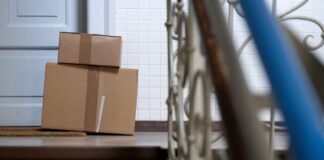 Polizei findet gestohlene Elektronik bei Paketkurier Der Mann soll elektronische Geräte aus Paketen genommen und weiterverkauft haben. (Symbolbild)