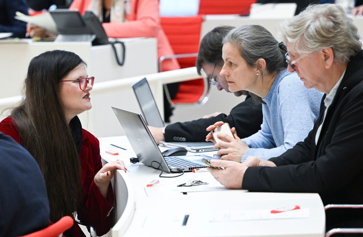 Sitzung Landtag Brandenburg Die Brandenburger BSW-Landtagsabgeordnete Jouleen Gruhn äußert sich zur Lage der Fraktion, die in eine Krise geraten ist.