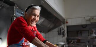 Angela Matarrese macht Pasta auf traditionelle Art – ganz ohne elektrische Küchengeräte.