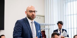 Brandenburgs Innenminister René Wilke (parteilos) kündigt wegen der gestiegenen Zahl von Drohnen über Militäranlagen eine Änderung des Polizeigesetzes an (Archivbild).