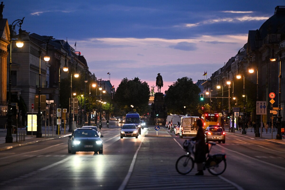 Unter den Linden am Abend Bei der Straßenbeleuchtung sieht der Berliner Senat an vielen Stellen noch Handlungsbedarf. (Archivbild)