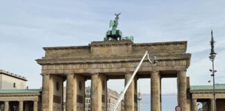 Pro-Palästina-Demonstranten klettern auf Brandenburger Tor Die Polizei klettert auf das Brandenburger Tor in Berlin, um Demonstranten festzunehmen.