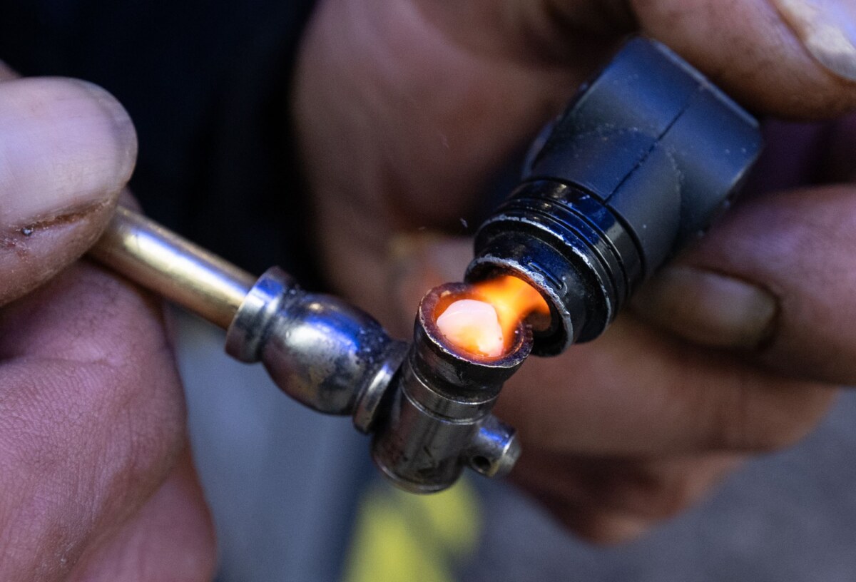 Crack-Süchtige in Frankfurt Meistens wird Crack in einer Pfeife geraucht, in seltenen Fällen wird es gespritzt. (Archivbild)