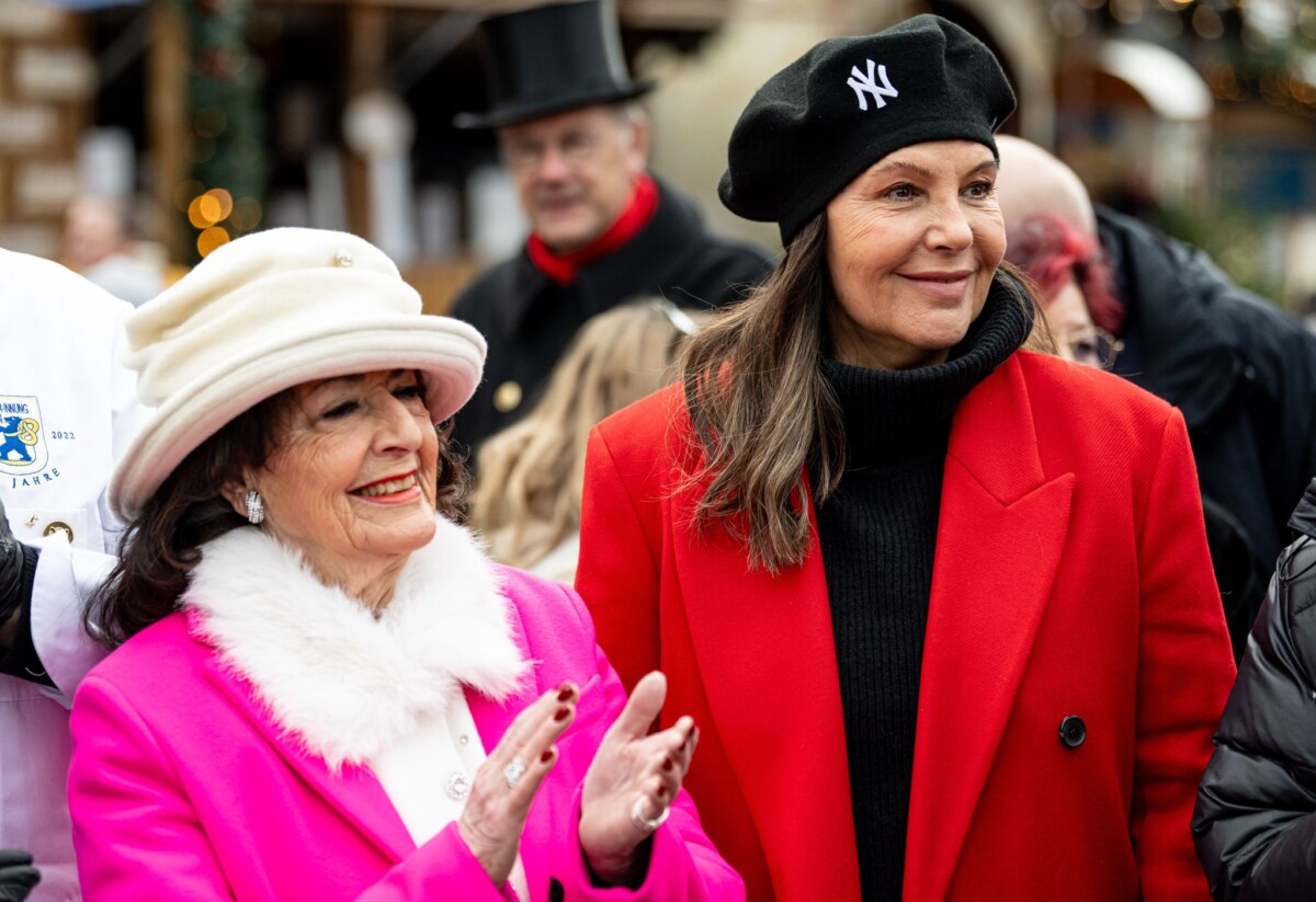 Eröffnung der Berliner Weihnachtsmärkte - Humboldt Forum Natascha Ochsenknecht kam mit ihrer Mutter Bärbel Wierichs.