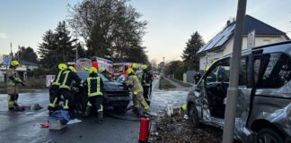 Person in Kaulsdorf in Wagen eingeklemmt – schwer verletzt Kameraden der Berliner Feuerwehr befreien eine schwer verletzte Person in Berlin-Kaulsdorf.