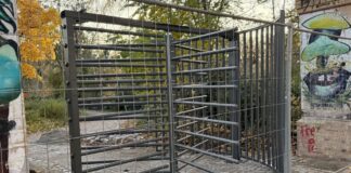 Görlitzer Park mit erstem Eingangstor und Zaunstück Ein neues Eingangstor am Görlitzer Park in Berlin-Kreuzberg.
