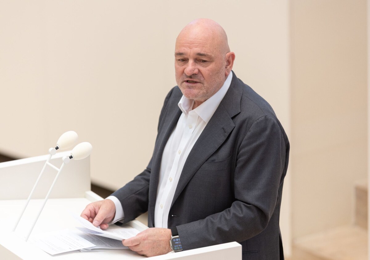 Brandenburgs Finanzminister Robert Crumbach Das Kabinett um Brandenburgs Finanzminister Robert Crumbach hat Weichen für das Sondervermögen Infrastruktur des Bundes in Brandenburg gestellt (Archivbild).