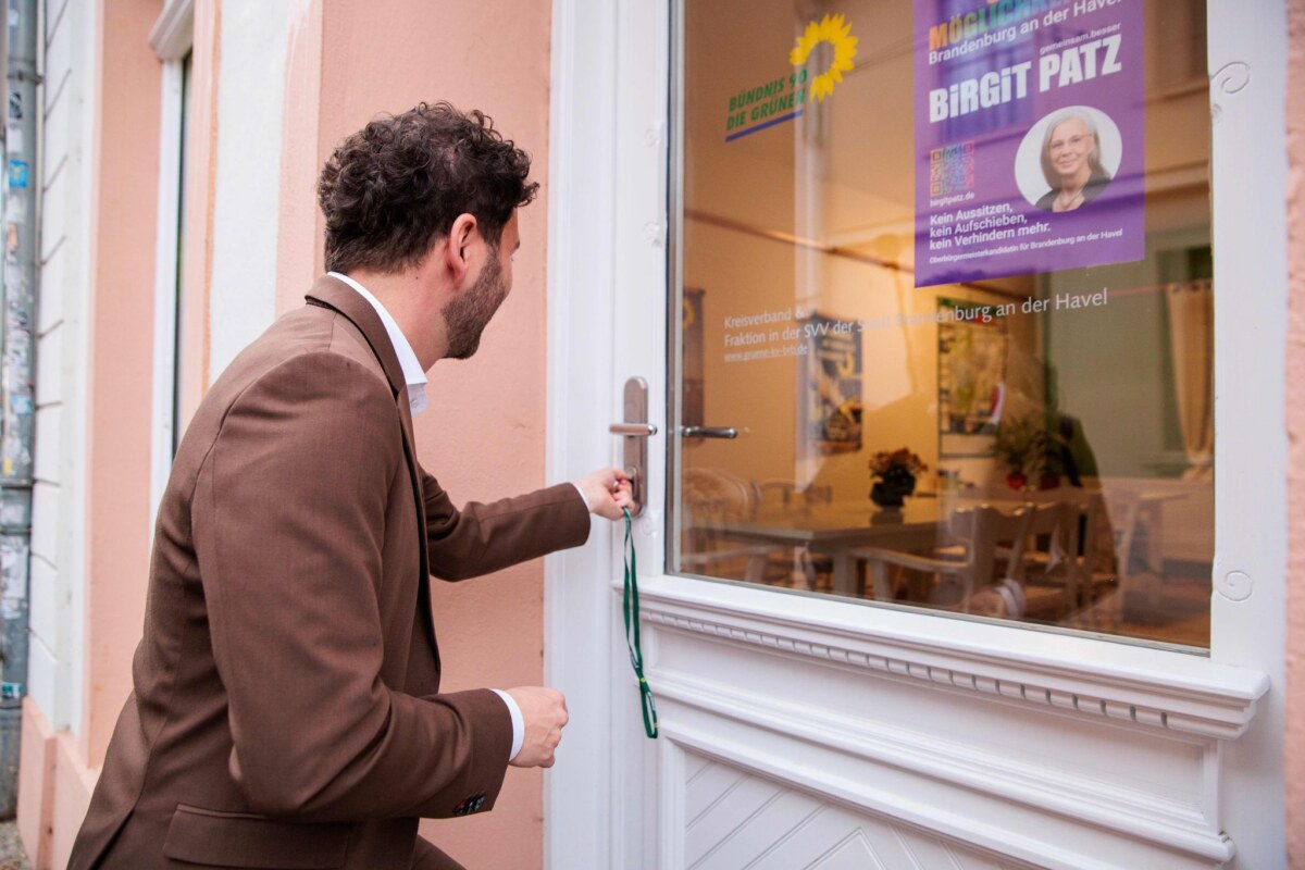 Neues Regionalbüro des Grünen-Vorsitzenden Banaszak eröffnet Banaszak hat nun ein Regionalbüro in Brandenburg an der Havel eröffnet. (Archivbild)