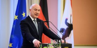 Bündnis zeichnet Einsatz gegen Hass und Ausgrenzung aus Berlins Regierender Bürgermeister Kai Wegener (CDU) verleiht das Band für Mut und Verständigung. (Archivbild)