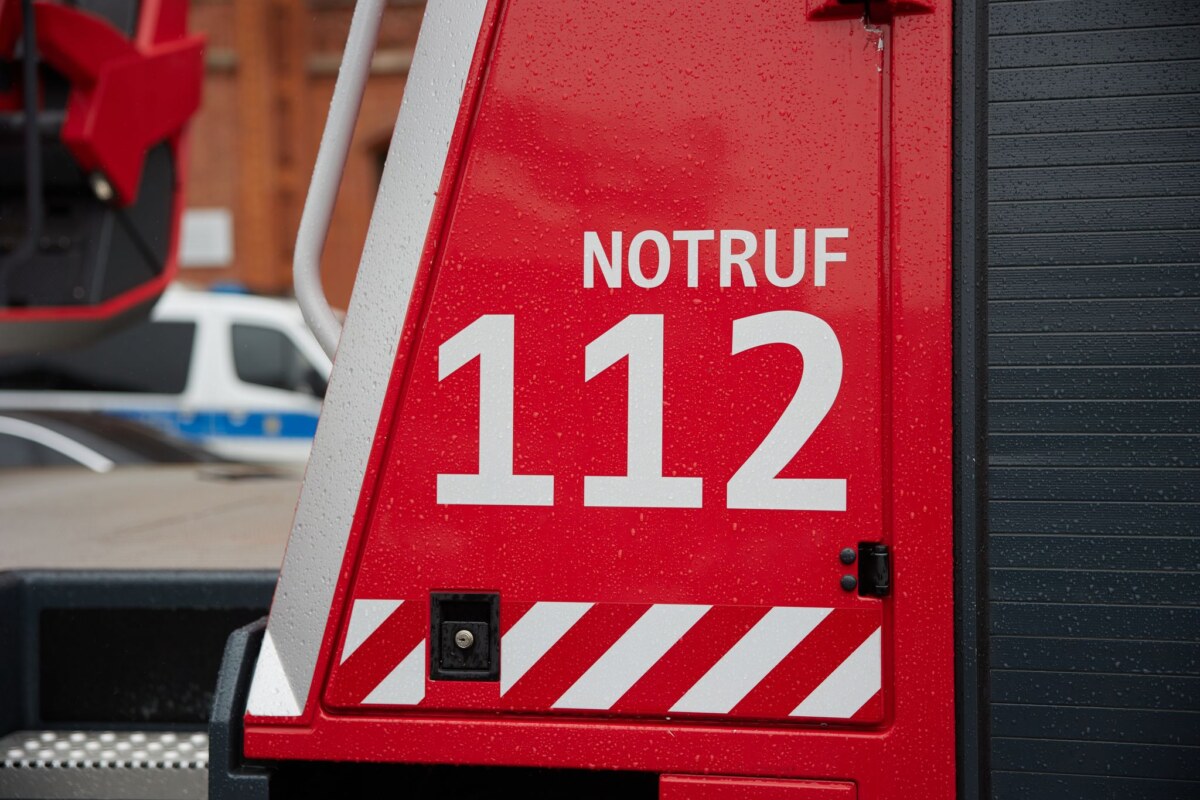 Berliner Feuerwehr Ein Kellerbrand hat für verrauchte Wohnungen in einem Kreuzberger Hochhaus gesorgt. (Symbolbild)