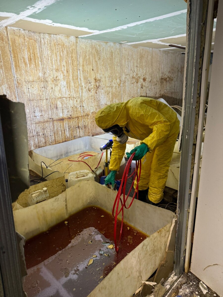 Drogenlabor in Nauen Zollfahndung und Polizei hoben ein großes Drogenlabor in Nauen (Brandenburg) westlich von Berlin aus.