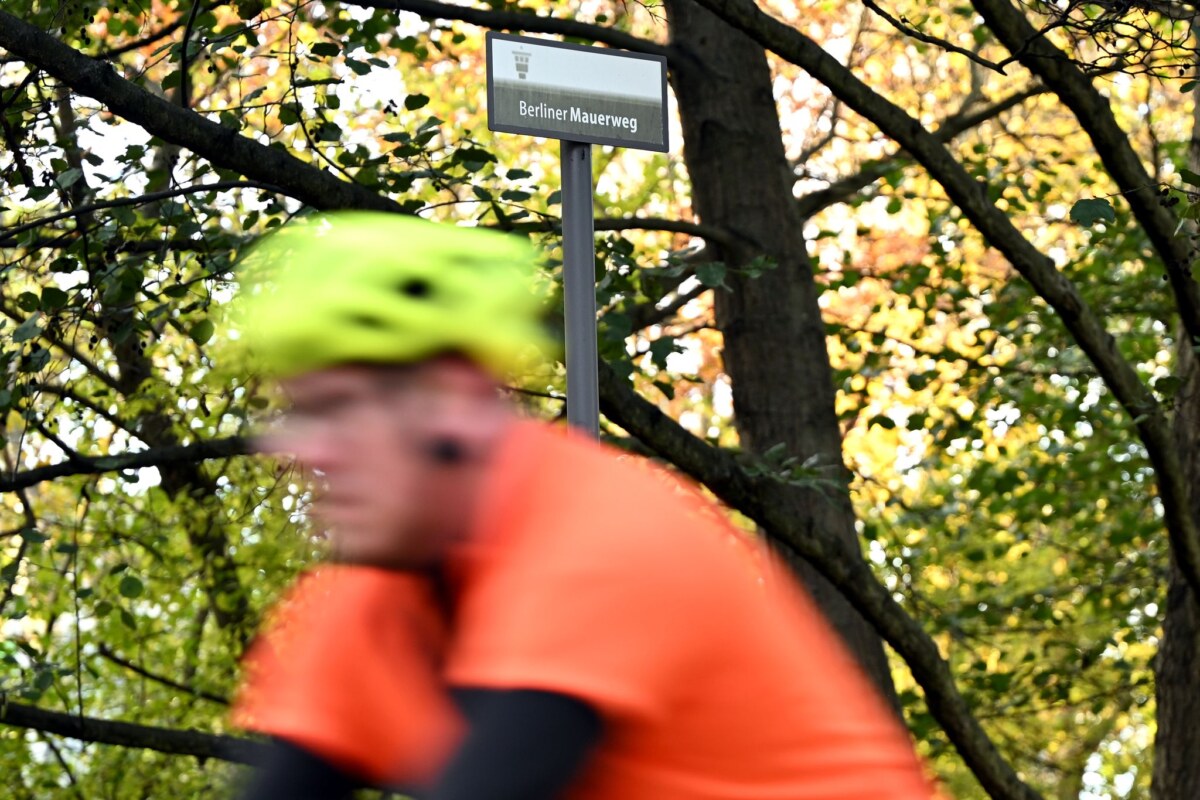 Berliner Mauerweg Der Mauerweg ist nicht zuletzt bei Radfahrern beliebt.