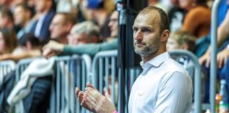Netzhoppers ziehen für Derby gegen BR Volleys nach Potsdam Netzhoppers-Geschäftsführer Dirk Westphal prüft den Zuschauerzuspruch in Potsdam. (Archivbild)