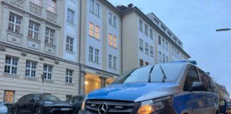 Die Berliner Polizei ermittelt wegen der falschen Terrorwarnung gegen Schulen weiter. 