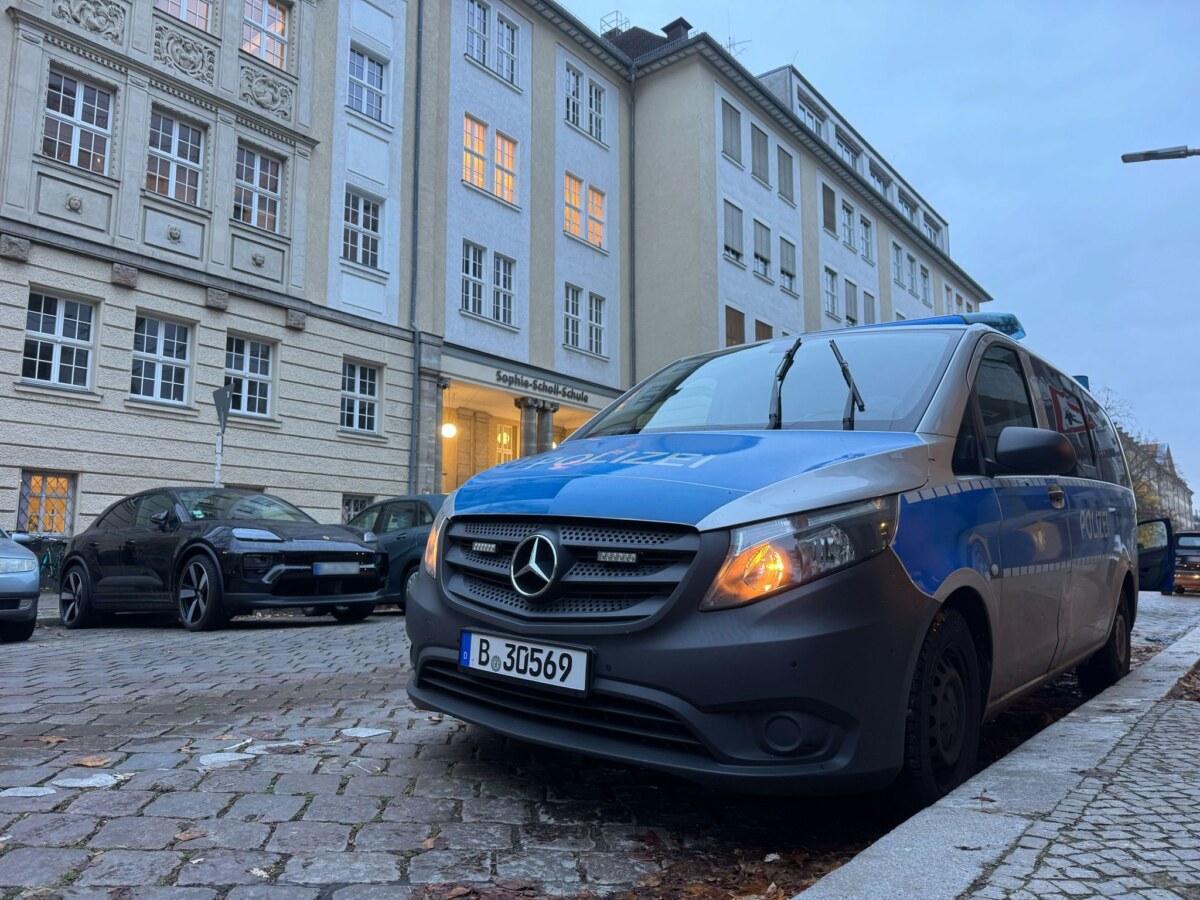 Anschlagsdrohung gegen Berliner Schulen Die Berliner Polizei ermittelt wegen der falschen Terrorwarnung gegen Schulen weiter.