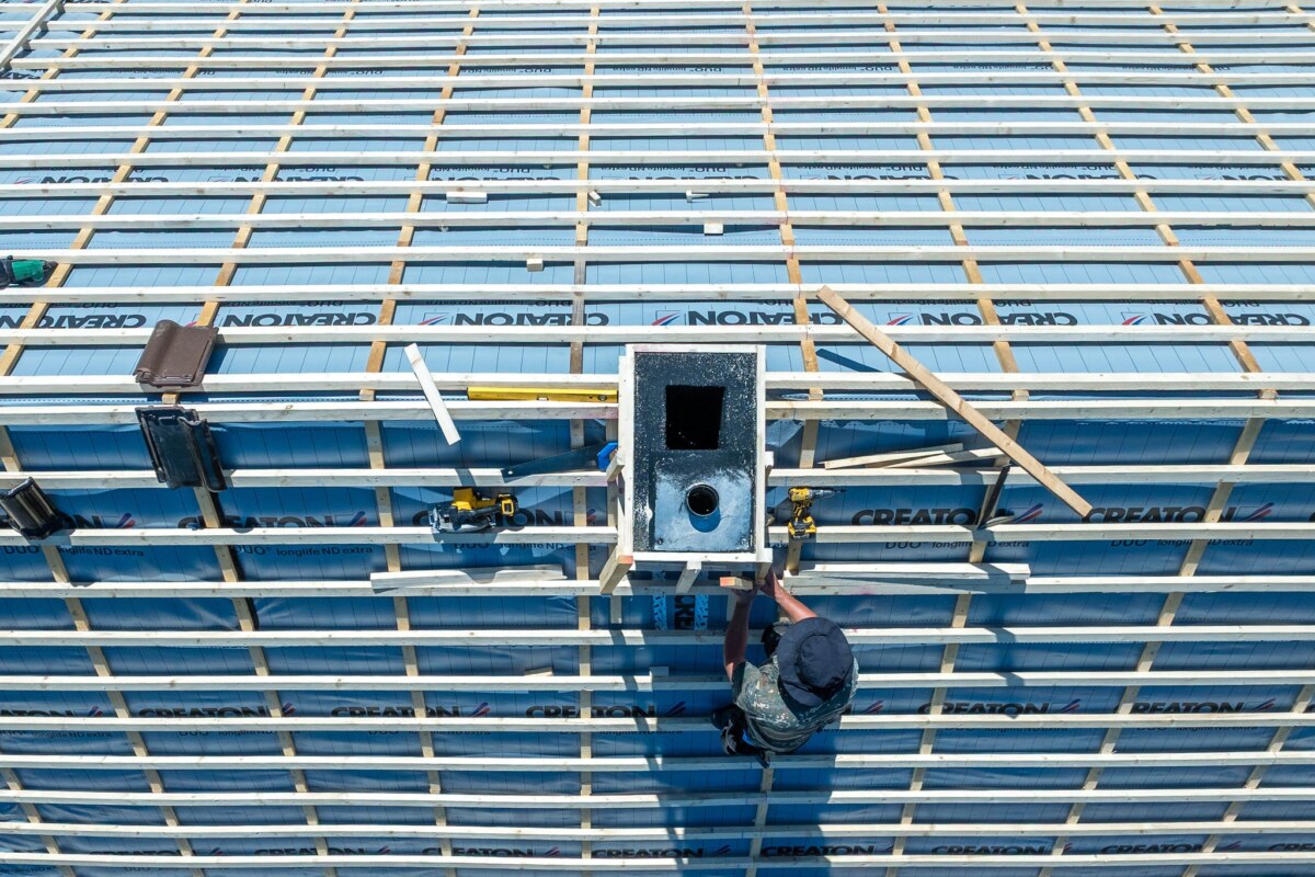 Harte Arbeit auf dem Dach Meisterinnen und Meister erhalten nach 25 Jahren Arbeit einen Silberbrief. (Symbolbild)