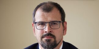 Zur Lehrer-Entlastung: weniger Prüfungen und Elterngespräche Bildungsminister Steffen Freiberg will Lehrerinnen und Lehrer entlasten, nachdem sie zu mehr Unterrichtsstunden verpflichtet wurden. (Archivbild)