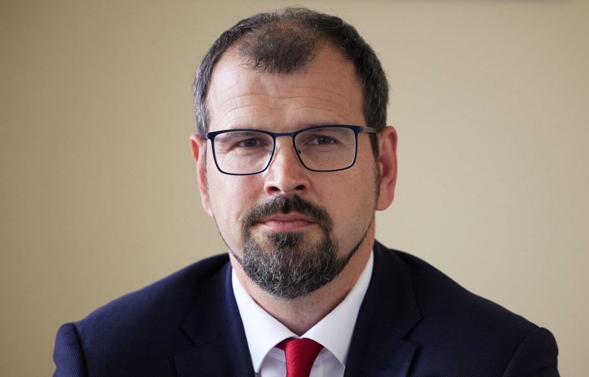 Bildungsminister Freiberg Bildungsminister Steffen Freiberg will Lehrerinnen und Lehrer entlasten, nachdem sie zu mehr Unterrichtsstunden verpflichtet wurden. (Archivbild)