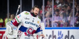 Torhüter Jake Hildebrand kassierte mit den Eisbären Berlin eine Heimniederlage gegen Bremerhaven. (Archivbild)