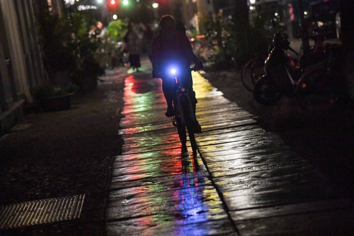 Radfahrer in der Nacht Die Polizei rät Radfahrern zu heller, reflektierender Kleidung. (Symbolbild)