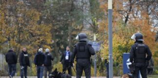 Fußballfans verließen das Olympiastadion nach dem Spiel der Hertha gegen Dynamo Dresden unter den kritischen Blicken etlicher Polizisten. 