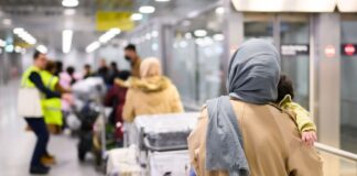 52 Afghaninnen und Afghanen kamen diesmal nach Deutschland. 