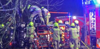 Der Fahrer des Wagens stirbt noch an der Unfallstelle, sein Beifahrer schwebt in Lebensgefahr.