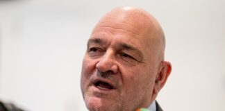 BSW-Finanzminister Robert Crumbach betont, dass die Regierungsarbeit mit der SPD in seinen Augen bislang gut lief. Aber wie geht es angesichts des andauernden Streits weiter? 